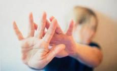 La vendetta: «Sei figlia di un altro». E le versa addosso una pentola di acqua bollente