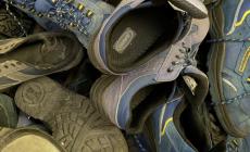 Giochi per bambini dalle scarpe usate dei postini