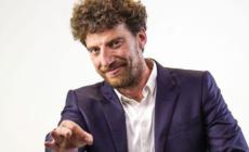 Maurizio Lastrico si racconta: «Mamma di Santa Maria del Taro, parenti a Parma e Bedonia». E giovedì show al Regio