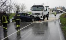 Scontro tra un camion e un'auto alla Rampa: muore 48enne
