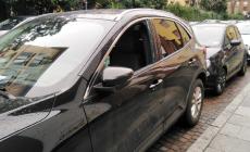 Raid vandalico in via Magnani, rotti i vetri delle auto