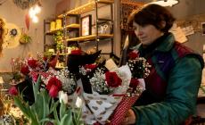 Rose rosse per te, &laquo;San Valentino? Tra fiori e calici di vino&raquo;