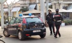 Scoperti a rubare, tentano di accoltellare il vigilante