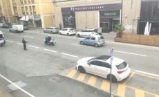 Parcheggia in uno stallo riservato ai disabili senza il permesso: beccato dalle telecamere - Video
