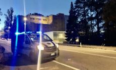 Scende dall'auto e viene travolto da una mini car. Grave un 45enne