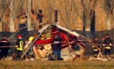 Elicottero precipitato a Castelguelfo, nessun malore dei piloti: tutti morti per l'impatto. Focus su errore umano o guasto