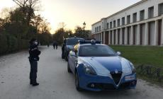 Spacca i vetri delle auto in sosta per fare bottino: ripreso dalle telecamere e denunciato