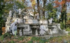 La fontana del Trianon ripulita dai subacquei