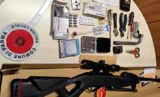 In auto con targhe false e arnesi da scasso