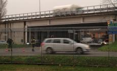 Pericolo calcinacci nel sottopasso: via Mantova bloccata un'ora