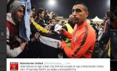 Vidal firma una maglia dello United