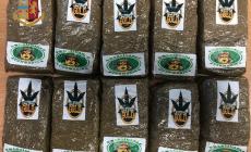 In treno con un chilo di marijuana: spacciatrice in carcere. In manette anche il ladro seriale dei supermercati