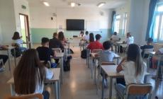 Confronto acceso tra Governo e Regioni, i governatori: "Alle superiori in Dad con 3 casi, non 4"