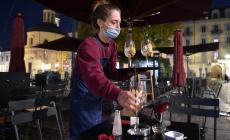 Metà giallo, metà arancione: la storia del bar "diviso" sull'Appennino