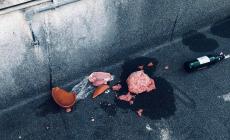 Entra nella trattoria Bellaria di notte e sparge cibo e bottiglie in tutto il quartiere