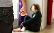Botte e minacce alla moglie: avvocato condannato a due anni