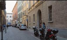 Via Petrarca: 80enne sbattuto contro il muro e rapinato