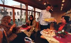 Un anziano su tre rinuncia alla cena e si abbuffa con gli aperitivi (a scrocco)