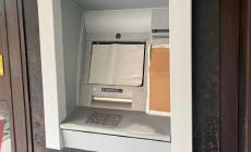 Tentano di forzare il bancomat e lo mettono fuori uso