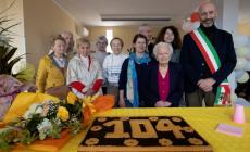 Tra musica e ricordi, Lina festeggia 104 anni di coraggio