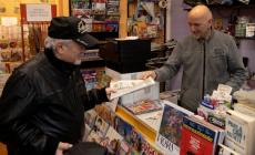 Chiude «Al giornalär», il saluto di via Trieste all'edicolante amico