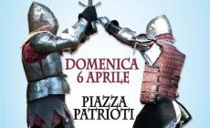 Soldati medievali, bancarelle e torta fritta