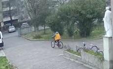 Ruba le bici dei bimbi davanti alla chiesa
