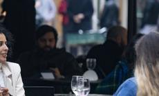 Ultimi brindisi nei bar della città