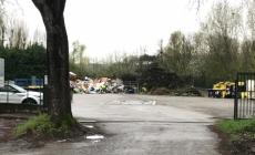 Lite alla stazione ecologica, addetto cade e si rompe il femore