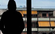 «Molla il mostro o non ti darò pace». E getta dell'acido sull'auto dell'ex che aveva un nuovo compagno