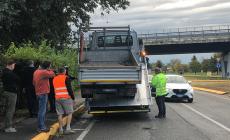 Camioncino fuori strada in via Traversetolo: un ferito