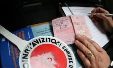 Sedicenne guida l'auto dei genitori. Multa di 5.500 euro 