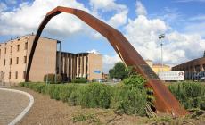 La rotatoria continua a far discutere . Sotto l'arco è spuntato il rosmarino