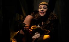 Imma Villa dalla serie su Avetrana a Teatro Due: «Un femminiello alla ricerca della sua identità»
