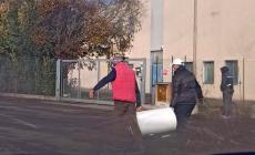 Si facevano consegnare i rifiuti prima dello smaltimento nell'isola ecologica per recuperare ferro e rame