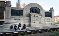 Sotterra la droga vicino al monumento a Verdi: in manette