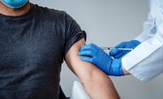Piano per i vaccini anti-Covid inviato alle Regioni: "Prima ad ospedali ed Rsa"
