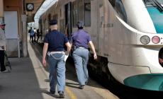 Positivo sale sul treno diretto a Parma: carrozza chiusa e uomo denunciato