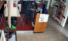 Sfonda una finestra in pieno giorno e svaligia il circolo di Panocchia