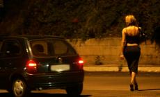 Fa prostituire la compagna e l'aggredisce con coltello e forbici: &laquo;Devi darmi i soldi&raquo;