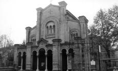 Tre cori cantano in chiesa