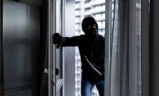 Gli rubano le chiavi di casa in auto e gli svuotano la cassaforte