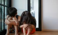 Lascia i figli di 3 e 7 anni soli in casa: mamma condannata. E lei si giustifica: «Devono responsabilizzarsi»