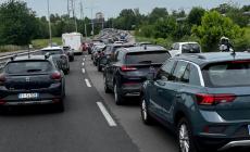Camion perde terra in tangenziale: traffico in tilt