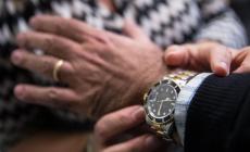 Condannata la «donna degli abbracci» che sapeva far sparire i Rolex