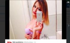Sara Tommasi, posa sexy per i romanisti
