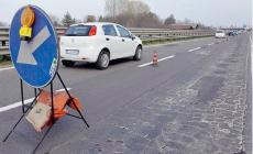 Tangenziale, asfalto a pezzi e pericolo buche