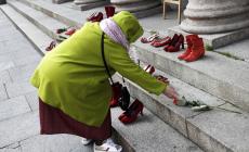 Scarpette rosse sui gradini del Regio: per non dimenticare le donne vittime di violenza