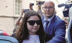 Neonati morti, Chiara e il papà dei bimbi nella stessa aula per una quarantina di minuti. La difesa deposita una consulenza psichiatrica: «Chiara era totalmente incapace»