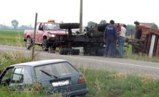 Incidente sulla provinciale per Fidenza: trattore si ribalta